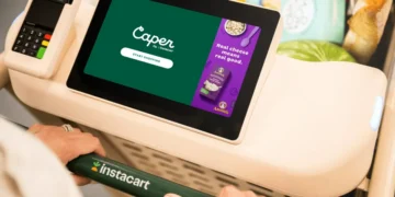 Η Instacart (CART) αυξάνει την εξάρτησή της από την τεχνητή νοημοσύνη για να βοηθήσει τους πελάτες να ψωνίζουν ευκολότερα σύμφωνα με τις διατροφικές τους ανάγκες ή για να τους βοηθήσει να προσφέρουν υγιεινές επιλογές. Η εταιρεία ανακοίνωσε μια νέα λειτουργία, το Smart Shop, που βοηθά τους πελάτες να φιλτράρουν την εμπειρία των αγορών τους με βάση τις ανάγκες υγείας. Αυτό περιλαμβάνει ρυθμίσεις για 14 διατροφικές προτιμήσεις, συμπεριλαμβανομένων των ρυθμίσεων χωρίς γλουτένη, υψηλής περιεκτικότητας σε πρωτεΐνες, χαμηλών υδατανθράκων, βιολογικών προϊόντων και χωρίς συντηρητικά. Υπάρχουν επίσης 30 ετικέτες υγείας στα προϊόντα, συμπεριλαμβανομένων των προϊόντων χωρίς γλουτένη, χορτοφαγίας, καρδιακής υγείας, υψηλής περιεκτικότητας σε φυτικές ίνες, υψηλής περιεκτικότητας σε πρωτεΐνες, κετονοθεραπείας, χωρίς λακτόζη, ελάχιστα επεξεργασμένα, εκτροφής σε βοσκότοπους, χωρίς συντηρητικά, χωρίς τεχνητά χρώματα, χωρίς τεχνητές γεύσεις, χωρίς ΓΤΟ, χορτοφάγος, χορτοφάγος και άγριας αλιείας.