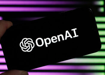 OpenAI φέρνει νέα μοντέλα μεταγραφής και φωνητικής γεννήτριας AI στην API της, τα οποία η εταιρεία ισχυρίζεται ότι βελτιώνουν τις προηγούμενες εκδόσεις της. Για την OpenAI, τα μοντέλα αυτά εντάσσονται στη συνολική της "agentic" στρατηγική: τη δημιουργία αυτοματοποιημένων συστημάτων που μπορούν να εκτελούν ανεξάρτητα εργασίες για λογαριασμό των χρηστών. Αν και ο ορισμός του "agent" μπορεί να είναι αμφισβητούμενος, ο Olivier Godement, Head of Product στην OpenAI, περιέγραψε μία εκδοχή του ως ένα chatbot που μπορεί να συνομιλεί με τους πελάτες μιας επιχείρησης.