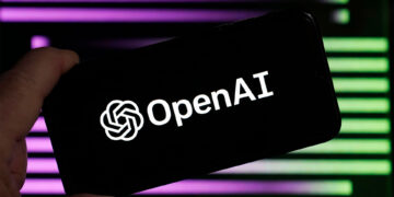 OpenAI φέρνει νέα μοντέλα μεταγραφής και φωνητικής γεννήτριας AI στην API της, τα οποία η εταιρεία ισχυρίζεται ότι βελτιώνουν τις προηγούμενες εκδόσεις της. Για την OpenAI, τα μοντέλα αυτά εντάσσονται στη συνολική της "agentic" στρατηγική: τη δημιουργία αυτοματοποιημένων συστημάτων που μπορούν να εκτελούν ανεξάρτητα εργασίες για λογαριασμό των χρηστών. Αν και ο ορισμός του "agent" μπορεί να είναι αμφισβητούμενος, ο Olivier Godement, Head of Product στην OpenAI, περιέγραψε μία εκδοχή του ως ένα chatbot που μπορεί να συνομιλεί με τους πελάτες μιας επιχείρησης.