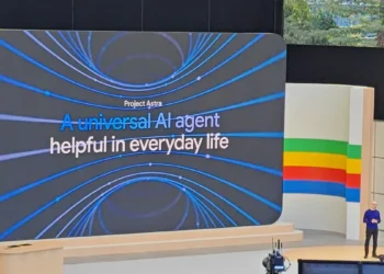 Το Project Astra είναι μια ερευνητική πρωτοβουλία της Google DeepMind, με στόχο την ανάπτυξη ενός καθολικού βοηθού τεχνητής νοημοσύνης, ο οποίος θα μπορεί να κατανοεί και να αλληλεπιδρά με τον κόσμο γύρω από τους χρήστες του. Η DeepMind είναι ένα ερευνητικό εργαστήριο τεχνητής νοημοσύνης και θυγατρική της Alphabet Inc., της μητρικής εταιρείας της Google. Το Project Astra αξιοποιεί προηγμένες τεχνολογίες πολυτροπικής AI, οι οποίες του επιτρέπουν να επεξεργάζεται τόσο φωνητικές όσο και οπτικές εισόδους, προσφέροντας στους χρήστες έναν πιο διαισθητικό βοηθό AI. Αυτό το ερευνητικό πρωτότυπο αποτελεί μέρος του ευρύτερου οράματος της Google για τη δημιουργία συστημάτων τεχνητής νοημοσύνης που μπορούν να προσαρμόζονται σε διάφορα περιβάλλοντα και πλαίσια, ώστε να βελτιώνουν τις αλληλεπιδράσεις των χρηστών στην καθημερινή ζωή. Από τον Μάρτιο του 2025, το Project Astra παραμένει στη φάση του ερευνητικού πρωτοτύπου και δεν έχει κυκλοφορήσει στο ευρύ κοινό. Δεν έχει ανακοινωθεί ημερομηνία κυκλοφορίας ή κόστος για την πλήρη εμπειρία του Project Astra. Ωστόσο, πρόσφατες εξελίξεις που περιλαμβάνουν ορισμένες από τις δυνατότητές του ενσωματώνονται στα υπάρχοντα προϊόντα της Google.