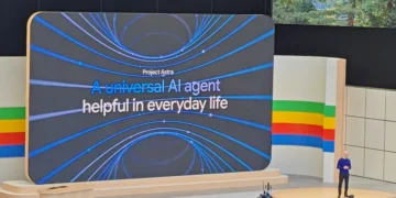 Το Project Astra είναι μια ερευνητική πρωτοβουλία της Google DeepMind, με στόχο την ανάπτυξη ενός καθολικού βοηθού τεχνητής νοημοσύνης, ο οποίος θα μπορεί να κατανοεί και να αλληλεπιδρά με τον κόσμο γύρω από τους χρήστες του. Η DeepMind είναι ένα ερευνητικό εργαστήριο τεχνητής νοημοσύνης και θυγατρική της Alphabet Inc., της μητρικής εταιρείας της Google. Το Project Astra αξιοποιεί προηγμένες τεχνολογίες πολυτροπικής AI, οι οποίες του επιτρέπουν να επεξεργάζεται τόσο φωνητικές όσο και οπτικές εισόδους, προσφέροντας στους χρήστες έναν πιο διαισθητικό βοηθό AI. Αυτό το ερευνητικό πρωτότυπο αποτελεί μέρος του ευρύτερου οράματος της Google για τη δημιουργία συστημάτων τεχνητής νοημοσύνης που μπορούν να προσαρμόζονται σε διάφορα περιβάλλοντα και πλαίσια, ώστε να βελτιώνουν τις αλληλεπιδράσεις των χρηστών στην καθημερινή ζωή. Από τον Μάρτιο του 2025, το Project Astra παραμένει στη φάση του ερευνητικού πρωτοτύπου και δεν έχει κυκλοφορήσει στο ευρύ κοινό. Δεν έχει ανακοινωθεί ημερομηνία κυκλοφορίας ή κόστος για την πλήρη εμπειρία του Project Astra. Ωστόσο, πρόσφατες εξελίξεις που περιλαμβάνουν ορισμένες από τις δυνατότητές του ενσωματώνονται στα υπάρχοντα προϊόντα της Google.