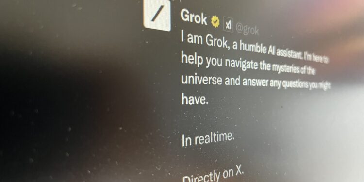 Ορισμένοι χρήστες στο X του Elon Musk στρέφονται στο AI bot Grok του Musk για τον έλεγχο των γεγονότων, εγείροντας ανησυχίες μεταξύ των ανθρώπινων ελεγκτών γεγονότων ότι αυτό θα μπορούσε να τροφοδοτήσει την παραπληροφόρηση. Νωρίτερα αυτό το μήνα, το X επέτρεψε στους χρήστες να καλέσουν το Grok της xAI και να κάνουν ερωτήσεις για διάφορα πράγματα. Η κίνηση αυτή ήταν παρόμοια με την Perplexity, η οποία διαχειρίζεται έναν αυτοματοποιημένο λογαριασμό στο X για να προσφέρει μια παρόμοια εμπειρία. Αμέσως μετά τη δημιουργία του αυτοματοποιημένου λογαριασμού του Grok από την xAI στο X, οι χρήστες άρχισαν να πειραματίζονται με το να του κάνουν ερωτήσεις. Κάποιοι άνθρωποι σε αγορές όπως η Ινδία άρχισαν να ζητούν από το Grok να ελέγχει τα σχόλια και τις ερωτήσεις που στοχεύουν σε συγκεκριμένες πολιτικές πεποιθήσεις. Οι ελεγκτές γεγονότων ανησυχούν για τη χρήση του Grok - ή οποιουδήποτε άλλου βοηθού τεχνητής νοημοσύνης αυτού του είδους - με αυτόν τον τρόπο, επειδή τα ρομπότ μπορούν να διαμορφώνουν τις απαντήσεις τους ώστε να ακούγονται πειστικές, ακόμη και αν δεν είναι πραγματικά σωστές. Στο παρελθόν παρατηρήθηκαν περιπτώσεις διασποράς ψευδών ειδήσεων και παραπληροφόρησης με το Grok.