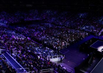 Το GTC, το μεγαλύτερο συνέδριο της Nvidia για τη χρονιά, ξεκινά τη Δευτέρα και διαρκεί μέχρι την Παρασκευή στο Σαν Χοσέ. Το TechCrunch θα βρίσκεται επί τόπου καλύπτοντας τα νέα την ώρα που συμβαίνουν - και περιμένουμε μια γερή δόση ανακοινώσεων. Ο διευθύνων σύμβουλος Jensen Huang θα δώσει μια κεντρική ομιλία στο SAP Center την Τρίτη στις 10 π.μ. στον Ειρηνικό, εστιάζοντας σε - τι άλλο; - AI και την επιτάχυνση των τεχνολογιών υπολογισμού, σύμφωνα με την Nvidia. Η εταιρεία προαναγγέλλει επίσης αποκαλύψεις που σχετίζονται με τη ρομποτική, την κυρίαρχη τεχνητή νοημοσύνη, τους πράκτορες τεχνητής νοημοσύνης και την αυτοκινητοβιομηχανία - καθώς και 1.000 συνεδρίες με 2.000 ομιλητές και σχεδόν 400 εκθέτες. Δείτε πώς μπορείτε να παρακολουθήσετε online την κεντρική ομιλία της Nvidia GTC 2025, μαζί με πολλές άλλες συνεδρίες, ομιλίες και πάνελ.