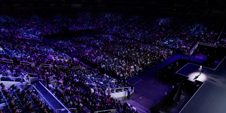 Το GTC, το μεγαλύτερο συνέδριο της Nvidia για τη χρονιά, ξεκινά τη Δευτέρα και διαρκεί μέχρι την Παρασκευή στο Σαν Χοσέ. Το TechCrunch θα βρίσκεται επί τόπου καλύπτοντας τα νέα την ώρα που συμβαίνουν - και περιμένουμε μια γερή δόση ανακοινώσεων. Ο διευθύνων σύμβουλος Jensen Huang θα δώσει μια κεντρική ομιλία στο SAP Center την Τρίτη στις 10 π.μ. στον Ειρηνικό, εστιάζοντας σε - τι άλλο; - AI και την επιτάχυνση των τεχνολογιών υπολογισμού, σύμφωνα με την Nvidia. Η εταιρεία προαναγγέλλει επίσης αποκαλύψεις που σχετίζονται με τη ρομποτική, την κυρίαρχη τεχνητή νοημοσύνη, τους πράκτορες τεχνητής νοημοσύνης και την αυτοκινητοβιομηχανία - καθώς και 1.000 συνεδρίες με 2.000 ομιλητές και σχεδόν 400 εκθέτες. Δείτε πώς μπορείτε να παρακολουθήσετε online την κεντρική ομιλία της Nvidia GTC 2025, μαζί με πολλές άλλες συνεδρίες, ομιλίες και πάνελ.