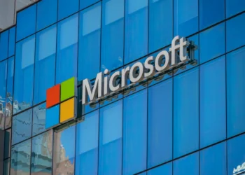 Η Microsoft δρομολογεί ένα ερευνητικό έργο για την εκτίμηση της επιρροής συγκεκριμένων παραδειγμάτων εκπαίδευσης στα κείμενα, τις εικόνες και άλλους τύπους μέσων που δημιουργούν τα παραγωγικά μοντέλα τεχνητής νοημοσύνης. Αυτό προκύπτει από μια αγγελία εργασίας που χρονολογείται από τον Δεκέμβριο και ανακυκλώθηκε πρόσφατα στο LinkedIn. Σύμφωνα με την αγγελία, η οποία αναζητά έναν ασκούμενο ερευνητή, το έργο θα προσπαθήσει να αποδείξει ότι τα μοντέλα μπορούν να εκπαιδευτούν με τέτοιο τρόπο ώστε να μπορεί να εκτιμηθεί «αποτελεσματικά και χρήσιμα» ο αντίκτυπος συγκεκριμένων δεδομένων - π.χ. φωτογραφιών και βιβλίων - στα αποτελέσματά τους. «Οι τρέχουσες αρχιτεκτονικές νευρωνικών δικτύων είναι αδιαφανείς όσον αφορά την παροχή πηγών για τις γενιές τους και υπάρχουν [...] καλοί λόγοι να αλλάξει αυτό», αναφέρεται στην καταχώριση. «[Ο ένας είναι,] κίνητρα, αναγνώριση και ενδεχομένως αμοιβή για τους ανθρώπους που συνεισφέρουν ορισμένα πολύτιμα δεδομένα σε απρόβλεπτα είδη μοντέλων που θα θέλουμε στο μέλλον, υποθέτοντας ότι το μέλλον θα μας εκπλήξει ριζικά».