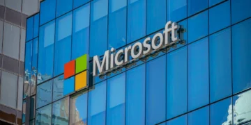 Η Microsoft δρομολογεί ένα ερευνητικό έργο για την εκτίμηση της επιρροής συγκεκριμένων παραδειγμάτων εκπαίδευσης στα κείμενα, τις εικόνες και άλλους τύπους μέσων που δημιουργούν τα παραγωγικά μοντέλα τεχνητής νοημοσύνης. Αυτό προκύπτει από μια αγγελία εργασίας που χρονολογείται από τον Δεκέμβριο και ανακυκλώθηκε πρόσφατα στο LinkedIn. Σύμφωνα με την αγγελία, η οποία αναζητά έναν ασκούμενο ερευνητή, το έργο θα προσπαθήσει να αποδείξει ότι τα μοντέλα μπορούν να εκπαιδευτούν με τέτοιο τρόπο ώστε να μπορεί να εκτιμηθεί «αποτελεσματικά και χρήσιμα» ο αντίκτυπος συγκεκριμένων δεδομένων - π.χ. φωτογραφιών και βιβλίων - στα αποτελέσματά τους. «Οι τρέχουσες αρχιτεκτονικές νευρωνικών δικτύων είναι αδιαφανείς όσον αφορά την παροχή πηγών για τις γενιές τους και υπάρχουν [...] καλοί λόγοι να αλλάξει αυτό», αναφέρεται στην καταχώριση. «[Ο ένας είναι,] κίνητρα, αναγνώριση και ενδεχομένως αμοιβή για τους ανθρώπους που συνεισφέρουν ορισμένα πολύτιμα δεδομένα σε απρόβλεπτα είδη μοντέλων που θα θέλουμε στο μέλλον, υποθέτοντας ότι το μέλλον θα μας εκπλήξει ριζικά».