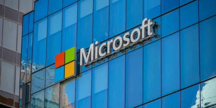 Η Microsoft δρομολογεί ένα ερευνητικό έργο για την εκτίμηση της επιρροής συγκεκριμένων παραδειγμάτων εκπαίδευσης στα κείμενα, τις εικόνες και άλλους τύπους μέσων που δημιουργούν τα παραγωγικά μοντέλα τεχνητής νοημοσύνης. Αυτό προκύπτει από μια αγγελία εργασίας που χρονολογείται από τον Δεκέμβριο και ανακυκλώθηκε πρόσφατα στο LinkedIn. Σύμφωνα με την αγγελία, η οποία αναζητά έναν ασκούμενο ερευνητή, το έργο θα προσπαθήσει να αποδείξει ότι τα μοντέλα μπορούν να εκπαιδευτούν με τέτοιο τρόπο ώστε να μπορεί να εκτιμηθεί «αποτελεσματικά και χρήσιμα» ο αντίκτυπος συγκεκριμένων δεδομένων - π.χ. φωτογραφιών και βιβλίων - στα αποτελέσματά τους. «Οι τρέχουσες αρχιτεκτονικές νευρωνικών δικτύων είναι αδιαφανείς όσον αφορά την παροχή πηγών για τις γενιές τους και υπάρχουν [...] καλοί λόγοι να αλλάξει αυτό», αναφέρεται στην καταχώριση. «[Ο ένας είναι,] κίνητρα, αναγνώριση και ενδεχομένως αμοιβή για τους ανθρώπους που συνεισφέρουν ορισμένα πολύτιμα δεδομένα σε απρόβλεπτα είδη μοντέλων που θα θέλουμε στο μέλλον, υποθέτοντας ότι το μέλλον θα μας εκπλήξει ριζικά».