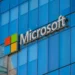 Η Microsoft δρομολογεί ένα ερευνητικό έργο για την εκτίμηση της επιρροής συγκεκριμένων παραδειγμάτων εκπαίδευσης στα κείμενα, τις εικόνες και άλλους τύπους μέσων που δημιουργούν τα παραγωγικά μοντέλα τεχνητής νοημοσύνης. Αυτό προκύπτει από μια αγγελία εργασίας που χρονολογείται από τον Δεκέμβριο και ανακυκλώθηκε πρόσφατα στο LinkedIn. Σύμφωνα με την αγγελία, η οποία αναζητά έναν ασκούμενο ερευνητή, το έργο θα προσπαθήσει να αποδείξει ότι τα μοντέλα μπορούν να εκπαιδευτούν με τέτοιο τρόπο ώστε να μπορεί να εκτιμηθεί «αποτελεσματικά και χρήσιμα» ο αντίκτυπος συγκεκριμένων δεδομένων - π.χ. φωτογραφιών και βιβλίων - στα αποτελέσματά τους. «Οι τρέχουσες αρχιτεκτονικές νευρωνικών δικτύων είναι αδιαφανείς όσον αφορά την παροχή πηγών για τις γενιές τους και υπάρχουν [...] καλοί λόγοι να αλλάξει αυτό», αναφέρεται στην καταχώριση. «[Ο ένας είναι,] κίνητρα, αναγνώριση και ενδεχομένως αμοιβή για τους ανθρώπους που συνεισφέρουν ορισμένα πολύτιμα δεδομένα σε απρόβλεπτα είδη μοντέλων που θα θέλουμε στο μέλλον, υποθέτοντας ότι το μέλλον θα μας εκπλήξει ριζικά».