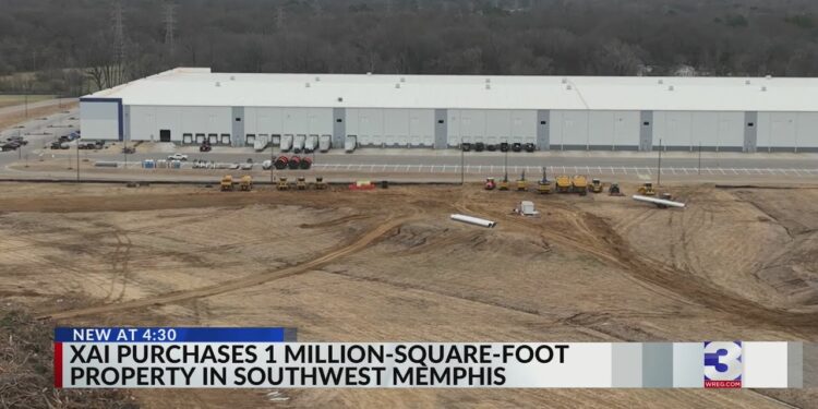 Η xAI, η εταιρεία τεχνητής νοημοσύνης του Elon Musk, απέκτησε ένα ακίνητο 1 εκατομμυρίου τετραγωνικών μέτρων στο νοτιοδυτικό Μέμφις για να επεκτείνει το αποτύπωμα του κέντρου δεδομένων τεχνητής νοημοσύνης της, σύμφωνα με δελτίο Τύπου του Εμπορικού Επιμελητηρίου του Μέμφις. Το νέο οικόπεδο θα φιλοξενήσει υποδομές που θα συμπληρώσουν το υπάρχον κέντρο δεδομένων της xAI στο Μέμφις. «Η απόκτηση αυτού του ακινήτου από την xAI διασφαλίζει ότι θα παραμείνουμε στην αιχμή της καινοτομίας της τεχνητής νοημοσύνης, ακριβώς εδώ στο Μέμφις», δήλωσε ο ανώτερος διαχειριστής του χώρου της xAI, Μπρεντ Μάγιο, σε δήλωσή του. Δεν ήταν άμεσα σαφές αν η επέκταση σχετίζεται με μια προαναγγελθείσα μίσθωση ενός οικοπέδου 522 στρεμμάτων στο Μέμφις.