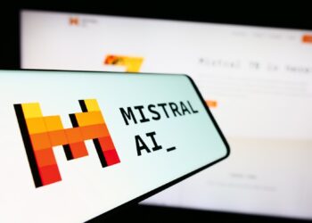 Η Mistral AI, η γαλλική εταιρεία που βρίσκεται πίσω από τον βοηθό AI Le Chat και διάφορα θεμελιώδη μοντέλα, θεωρείται επίσημα ως μία από τις πιο υποσχόμενες τεχνολογικές startups της Γαλλίας και είναι αναμφισβήτητα η μόνη ευρωπαϊκή εταιρεία που θα μπορούσε να ανταγωνιστεί το OpenAI. Αλλά σε σύγκριση με την αποτίμησή της ύψους 6 δισεκατομμυρίων δολαρίων, το παγκόσμιο μερίδιο αγοράς της εξακολουθεί να είναι σχετικά χαμηλό. Ωστόσο, το πρόσφατο λανσάρισμα του βοηθού συνομιλίας της στα καταστήματα εφαρμογών για κινητά αντιμετωπίστηκε με κάποιο hype, ιδίως στη χώρα της. «Πηγαίνετε και κατεβάστε το Le Chat, το οποίο έχει φτιαχτεί από την Mistral, αντί για το ChatGPT της OpenAI - ή κάτι άλλο», δήλωσε ο Γάλλος πρόεδρος Εμανουέλ Μακρόν σε τηλεοπτική συνέντευξη πριν από τη Σύνοδο Κορυφής για τη δράση της τεχνητής νοημοσύνης στο Παρίσι.