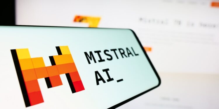 Η Mistral AI, η γαλλική εταιρεία που βρίσκεται πίσω από τον βοηθό AI Le Chat και διάφορα θεμελιώδη μοντέλα, θεωρείται επίσημα ως μία από τις πιο υποσχόμενες τεχνολογικές startups της Γαλλίας και είναι αναμφισβήτητα η μόνη ευρωπαϊκή εταιρεία που θα μπορούσε να ανταγωνιστεί το OpenAI. Αλλά σε σύγκριση με την αποτίμησή της ύψους 6 δισεκατομμυρίων δολαρίων, το παγκόσμιο μερίδιο αγοράς της εξακολουθεί να είναι σχετικά χαμηλό. Ωστόσο, το πρόσφατο λανσάρισμα του βοηθού συνομιλίας της στα καταστήματα εφαρμογών για κινητά αντιμετωπίστηκε με κάποιο hype, ιδίως στη χώρα της. «Πηγαίνετε και κατεβάστε το Le Chat, το οποίο έχει φτιαχτεί από την Mistral, αντί για το ChatGPT της OpenAI - ή κάτι άλλο», δήλωσε ο Γάλλος πρόεδρος Εμανουέλ Μακρόν σε τηλεοπτική συνέντευξη πριν από τη Σύνοδο Κορυφής για τη δράση της τεχνητής νοημοσύνης στο Παρίσι.