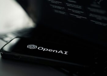 Στα τέλη του περασμένου Μαρτίου, η OpenAI ανακοίνωσε μια «μικρής κλίμακας προεπισκόπηση» μιας υπηρεσίας τεχνητής νοημοσύνης, της Voice Engine, η οποία, όπως ισχυρίστηκε η εταιρεία, θα μπορούσε να κλωνοποιήσει τη φωνή ενός ατόμου με μόλις 15 δευτερόλεπτα ομιλίας. Περίπου ένα χρόνο αργότερα, το εργαλείο παραμένει σε προεπισκόπηση και η OpenAI δεν έχει δώσει καμία ένδειξη σχετικά με το πότε μπορεί να κυκλοφορήσει - ή αν θα κυκλοφορήσει καθόλου. Η απροθυμία της εταιρείας να αναπτύξει ευρέως την υπηρεσία μπορεί να υποδηλώνει φόβους για κατάχρηση, αλλά θα μπορούσε επίσης να αντανακλά μια προσπάθεια να αποφευχθεί η πρόσκληση κανονιστικού ελέγχου. Η OpenAI έχει ιστορικά κατηγορηθεί ότι δίνει προτεραιότητα στα «λαμπερά προϊόντα» εις βάρος της ασφάλειας και ότι βιάζεται να κυκλοφορήσει τις εκδόσεις για να προλάβει τις αντίπαλες εταιρείες στην αγορά.