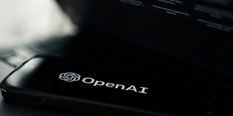 Στα τέλη του περασμένου Μαρτίου, η OpenAI ανακοίνωσε μια «μικρής κλίμακας προεπισκόπηση» μιας υπηρεσίας τεχνητής νοημοσύνης, της Voice Engine, η οποία, όπως ισχυρίστηκε η εταιρεία, θα μπορούσε να κλωνοποιήσει τη φωνή ενός ατόμου με μόλις 15 δευτερόλεπτα ομιλίας. Περίπου ένα χρόνο αργότερα, το εργαλείο παραμένει σε προεπισκόπηση και η OpenAI δεν έχει δώσει καμία ένδειξη σχετικά με το πότε μπορεί να κυκλοφορήσει - ή αν θα κυκλοφορήσει καθόλου. Η απροθυμία της εταιρείας να αναπτύξει ευρέως την υπηρεσία μπορεί να υποδηλώνει φόβους για κατάχρηση, αλλά θα μπορούσε επίσης να αντανακλά μια προσπάθεια να αποφευχθεί η πρόσκληση κανονιστικού ελέγχου. Η OpenAI έχει ιστορικά κατηγορηθεί ότι δίνει προτεραιότητα στα «λαμπερά προϊόντα» εις βάρος της ασφάλειας και ότι βιάζεται να κυκλοφορήσει τις εκδόσεις για να προλάβει τις αντίπαλες εταιρείες στην αγορά.