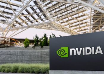 Η Nvidia θα παράγει μαζικά υπερυπολογιστές AI στο Τέξας στο πλαίσιο της ώθησης 500 δισ. δολαρίων στις ΗΠΑ Η Nvidia, η κατασκευάστρια εταιρεία τσιπ που τροφοδοτεί μεγάλο μέρος της σημερινής έκρηξης της τεχνητής νοημοσύνης, ανακοίνωσε τη Δευτέρα την ώθηση για την παραγωγή υπερυπολογιστών AI της NVIDIA εξ ολοκλήρου στις ΗΠΑ για πρώτη φορά.