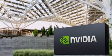 Η Nvidia θα παράγει μαζικά υπερυπολογιστές AI στο Τέξας στο πλαίσιο της ώθησης 500 δισ. δολαρίων στις ΗΠΑ Η Nvidia, η κατασκευάστρια εταιρεία τσιπ που τροφοδοτεί μεγάλο μέρος της σημερινής έκρηξης της τεχνητής νοημοσύνης, ανακοίνωσε τη Δευτέρα την ώθηση για την παραγωγή υπερυπολογιστών AI της NVIDIA εξ ολοκλήρου στις ΗΠΑ για πρώτη φορά.