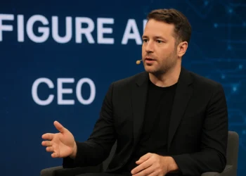 Ο Brett Adcock, συνιδρυτής και CEO της startup ρομποτικής Figure AI, έκανε μια σπάνια δημόσια εμφάνιση στο συνέδριο Bloomberg Tech την Πέμπτη. Η Figure έχει πρόσφατα απασχολήσει τα μέσα με δημοσιεύματα που αμφισβητούν την πρόοδο της συνεργασίας της με τον κορυφαίο πελάτη της, τη BMW. Η εταιρεία αντέδρασε έντονα σε τουλάχιστον ένα από αυτά τα άρθρα, με τον Adcock να απειλεί δημοσίως με μήνυση. Όταν ρωτήθηκε για τη σχέση με τη BMW και αν πρόκειται για πιλοτικό πρόγραμμα ή έχει εμπορική αξία για την εταιρεία, ο Adcock απάντησε μιλώντας για τα τεχνικά οφέλη από τη λειτουργία ρομπότ σε εργοστάσια, χωρίς όμως να δώσει λεπτομέρειες για τη σύμβαση με τη BMW.
