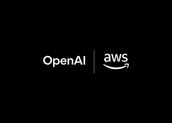 Η OpenAI υπέγραψε μια ιστορική συμφωνία αξίας 38 δισεκατομμυρίων δολαρίων με την Amazon Web Services (AWS), αποκτώντας πρόσβαση σε τεράστια υπολογιστική ισχύ για την ανάπτυξη και λειτουργία των τεχνολογιών τεχνητής νοημοσύνης της. Η συμφωνία σηματοδοτεί τη στροφή της OpenAI από την αποκλειστική συνεργασία με τη Microsoft Azure προς μια στρατηγική πολλαπλών παρόχων cloud (multi-cloud).