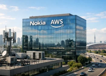 Το network slicing επιτρέπει στους παρόχους να δημιουργούν πολλαπλά εικονικά δίκτυα πάνω στην ίδια φυσική υποδομή, το καθένα ρυθμισμένο για διαφορετικό σκοπό. Για παράδειγμα, ένα slice μπορεί να διαμορφωθεί για υπηρεσίες έκτακτης ανάγκης ή για κίνηση καταναλωτών με υψηλό bandwidth. Παρότι το slicing αποτελεί μέρος του προτύπου 5G, συχνά απαιτεί χειροκίνητο σχεδιασμό και σταθερές ρυθμίσεις, γεγονός που περιορίζει το πόσο γρήγορα μπορεί να ανταποκριθεί το δίκτυο σε μεταβαλλόμενη ζήτηση.