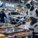 Η BMW βάζει ανθρωποειδή ρομπότ στη γραμμή παραγωγής στη Γερμανία – και η ευρωπαϊκή βιομηχανία παρακολουθεί Τα εργοστάσια της Ευρώπης αποκτούν έναν νέο τύπο «συναδέλφου». Η BMW Group ανέπτυξε για πρώτη φορά ανθρωποειδή ρομπότ σε παραγωγικό περιβάλλον στη Γερμανία, ξεκινώντας ένα πιλοτικό πρόγραμμα στο εργοστάσιό της στη Λειψία με το AEON – ένα ανθρωποειδές ρομπότ με τροχούς που κατασκευάζεται από τη Hexagon Robotics.