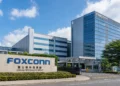 Η Foxconn κατέγραψε ισχυρή αύξηση λειτουργικών κερδών το α΄ τρίμηνο του 2026, καθώς η ζήτηση για AI servers και ολοκληρωμένα rack συστήματα ενίσχυσε τα περιθώρια κέρδους. Παρά την εποχική πτώση των εσόδων σε σχέση με το προηγούμενο τρίμηνο, η εταιρεία δείχνει ότι η μετάβασή της σε υποδομές AI, data centers και πιο σύνθετες πλατφόρμες server μπορεί να βελτιώσει την ποιότητα των εσόδων της. Οι επόμενες αποστολές GB300 και τα μελλοντικά περιθώρια θα δείξουν αν αυτή η βελτίωση είναι μόνιμη ή προσωρινή.