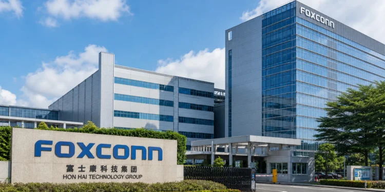 Η Foxconn κατέγραψε ισχυρή αύξηση λειτουργικών κερδών το α΄ τρίμηνο του 2026, καθώς η ζήτηση για AI servers και ολοκληρωμένα rack συστήματα ενίσχυσε τα περιθώρια κέρδους. Παρά την εποχική πτώση των εσόδων σε σχέση με το προηγούμενο τρίμηνο, η εταιρεία δείχνει ότι η μετάβασή της σε υποδομές AI, data centers και πιο σύνθετες πλατφόρμες server μπορεί να βελτιώσει την ποιότητα των εσόδων της. Οι επόμενες αποστολές GB300 και τα μελλοντικά περιθώρια θα δείξουν αν αυτή η βελτίωση είναι μόνιμη ή προσωρινή.