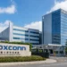 Η Foxconn κατέγραψε ισχυρή αύξηση λειτουργικών κερδών το α΄ τρίμηνο του 2026, καθώς η ζήτηση για AI servers και ολοκληρωμένα rack συστήματα ενίσχυσε τα περιθώρια κέρδους. Παρά την εποχική πτώση των εσόδων σε σχέση με το προηγούμενο τρίμηνο, η εταιρεία δείχνει ότι η μετάβασή της σε υποδομές AI, data centers και πιο σύνθετες πλατφόρμες server μπορεί να βελτιώσει την ποιότητα των εσόδων της. Οι επόμενες αποστολές GB300 και τα μελλοντικά περιθώρια θα δείξουν αν αυτή η βελτίωση είναι μόνιμη ή προσωρινή.