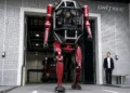 Η κινεζική εταιρεία Unitree Robotics παρουσίασε το GD01, ένα επανδρωμένο ρομπότ τύπου mecha που μπορεί να κινείται τόσο με δύο όσο και με τέσσερα πόδια. Το ρομπότ έχει ύψος 2,7 μέτρα, ζυγίζει περίπου 500 κιλά με τον πιλότο μέσα και η τιμή του ξεκινά από περίπου 574.000 δολάρια.