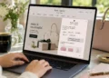 Η Amazon διαθέτει την τεχνολογία AI shopping assistant σε άλλους retailers μέσω του AWS, με την Kate Spade να είναι από τα πρώτα brands που χρησιμοποιούν τη νέα λύση για αγορές δώρων.