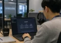 Η Samsung Electronics επεκτείνει τη χρήση της τεχνητής νοημοσύνης στο εσωτερικό της, παρέχοντας πρόσβαση στο ChatGPT Enterprise και το Codex σε χιλιάδες εργαζομένους. Η εταιρεία αξιοποιεί πλέον τα εργαλεία της OpenAI σε τομείς όπως η ανάπτυξη λογισμικού, το μάρκετινγκ, η παραγωγή και η ανάπτυξη προϊόντων, τρία χρόνια μετά τους περιορισμούς που είχε επιβάλει λόγω ανησυχιών για την ασφάλεια των δεδομένων. Η συμφωνία αποτελεί μία από τις μεγαλύτερες εταιρικές υλοποιήσεις της OpenAI και ενισχύει τη στρατηγική συνεργασία των δύο εταιρειών σε υποδομές AI, data centers και προηγμένες λύσεις μνήμης.