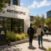 Η σύγκρουση μεταξύ της Anthropic και της κυβέρνησης Τραμπ ανοίγει νέο κύκλο συζητήσεων για τη ρύθμιση της τεχνητής νοημοσύνης στις ΗΠΑ. Η απόσυρση των προηγμένων μοντέλων Fable 5 και Mythos 5 λόγω περιορισμών εξαγωγών έχει προκαλέσει ανησυχίες στην κοινότητα της κυβερνοασφάλειας, ενώ παράλληλα ενισχύει τις εικασίες ότι πολιτικοί παράγοντες επηρεάζουν τις αποφάσεις γύρω από την ανάπτυξη και διάθεση προηγμένων AI συστημάτων.