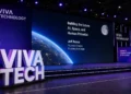 Ο Jeff Bezos εκτιμά ότι η AI θα ενισχύσει την απασχόληση αντί να οδηγήσει σε μαζικές απώλειες θέσεων εργασίας. Στο VivaTech Paris μίλησε επίσης για τα σχέδια της Blue Origin για τη Σελήνη και για το μέλλον της συνεργασίας ανθρώπων και ρομπότ, καθώς η τεχνητή νοημοσύνη επεκτείνεται από τα chatbots στον πραγματικό κόσμο.