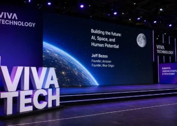 Ο Jeff Bezos εκτιμά ότι η AI θα ενισχύσει την απασχόληση αντί να οδηγήσει σε μαζικές απώλειες θέσεων εργασίας. Στο VivaTech Paris μίλησε επίσης για τα σχέδια της Blue Origin για τη Σελήνη και για το μέλλον της συνεργασίας ανθρώπων και ρομπότ, καθώς η τεχνητή νοημοσύνη επεκτείνεται από τα chatbots στον πραγματικό κόσμο.