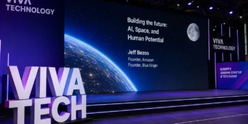Ο Jeff Bezos εκτιμά ότι η AI θα ενισχύσει την απασχόληση αντί να οδηγήσει σε μαζικές απώλειες θέσεων εργασίας. Στο VivaTech Paris μίλησε επίσης για τα σχέδια της Blue Origin για τη Σελήνη και για το μέλλον της συνεργασίας ανθρώπων και ρομπότ, καθώς η τεχνητή νοημοσύνη επεκτείνεται από τα chatbots στον πραγματικό κόσμο.