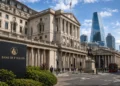 Η Τράπεζα της Αγγλίας (Bank of England) επανεξετάζει το κανονιστικό της πλαίσιο για να διαπιστώσει αν επαρκεί για τη χρήση της Agentic AI στον χρηματοπιστωτικό τομέα. Οι αρχές εκφράζουν ανησυχίες για τους κινδύνους στην κυβερνοασφάλεια, τη σταθερότητα των αγορών και την αυξανόμενη αυτονομία των AI agents, ενώ εξετάζουν νέα μέτρα προστασίας, όπως μηχανισμούς διακοπής συναλλαγών (circuit breakers), σχέδια ανάκαμψης κρίσιμων συστημάτων και αυστηρότερους κανόνες εποπτείας.