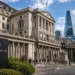 Η Τράπεζα της Αγγλίας (Bank of England) επανεξετάζει το κανονιστικό της πλαίσιο για να διαπιστώσει αν επαρκεί για τη χρήση της Agentic AI στον χρηματοπιστωτικό τομέα. Οι αρχές εκφράζουν ανησυχίες για τους κινδύνους στην κυβερνοασφάλεια, τη σταθερότητα των αγορών και την αυξανόμενη αυτονομία των AI agents, ενώ εξετάζουν νέα μέτρα προστασίας, όπως μηχανισμούς διακοπής συναλλαγών (circuit breakers), σχέδια ανάκαμψης κρίσιμων συστημάτων και αυστηρότερους κανόνες εποπτείας.