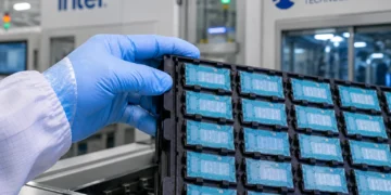Η Intel και η Lens Technology ανακοίνωσαν στρατηγική συνεργασία με στόχο την ανάπτυξη προηγμένων τεχνολογιών συσκευασίας ημιαγωγών που θα καλύψουν τις αυξανόμενες απαιτήσεις της εποχής της Τεχνητής Νοημοσύνης. Οι δύο εταιρείες θα συνδυάσουν την τεχνογνωσία τους στην προηγμένη συσκευασία chip, στα γυάλινα υποστρώματα (glass substrates) και στις τεχνολογίες κατασκευής υψηλής ακρίβειας, επιδιώκοντας την ανάπτυξη λύσεων που προσφέρουν μεγαλύτερη απόδοση, υψηλότερη πυκνότητα διασυνδέσεων και καλύτερη ενεργειακή αποδοτικότητα.