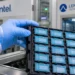 Η Intel και η Lens Technology ανακοίνωσαν στρατηγική συνεργασία με στόχο την ανάπτυξη προηγμένων τεχνολογιών συσκευασίας ημιαγωγών που θα καλύψουν τις αυξανόμενες απαιτήσεις της εποχής της Τεχνητής Νοημοσύνης. Οι δύο εταιρείες θα συνδυάσουν την τεχνογνωσία τους στην προηγμένη συσκευασία chip, στα γυάλινα υποστρώματα (glass substrates) και στις τεχνολογίες κατασκευής υψηλής ακρίβειας, επιδιώκοντας την ανάπτυξη λύσεων που προσφέρουν μεγαλύτερη απόδοση, υψηλότερη πυκνότητα διασυνδέσεων και καλύτερη ενεργειακή αποδοτικότητα.