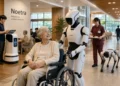 Η Ιαπωνία προχωρά σε μία από τις μεγαλύτερες επενδύσεις παγκοσμίως στον τομέα της ρομποτικής και της Τεχνητής Νοημοσύνης, ανακοινώνοντας ένα φιλόδοξο σχέδιο για την ανάπτυξη 10 εκατομμυρίων έξυπνων ρομπότ έως το 2040. Το πρόγραμμα υποστηρίζεται από κρατική χρηματοδότηση που μπορεί να φτάσει το 1 τρισεκατομμύριο γιεν και βασίζεται στην ανάπτυξη ενός νέου μοντέλου Physical AI, το οποίο θα επιτρέπει στα ρομπότ να κατανοούν εικόνες, γλώσσα, βίντεο και δεδομένα αισθητήρων, ώστε να λειτουργούν αυτόνομα σε πραγματικά περιβάλλοντα.