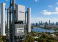 Η Nokia παρουσίασε τη νέα πλατφόρμα AI-RAN, η οποία αναπτύχθηκε σε συνεργασία με τη NVIDIA και υπόσχεται σημαντική αύξηση της φασματικής αποδοτικότητας των δικτύων κινητής τηλεφωνίας μέσω τεχνητής νοημοσύνης. Η εταιρεία στοχεύει σε βελτίωση έως και 100% μέχρι το 2028, ωστόσο η εμπορική διάθεση αναμένεται το 2027 και οι βασικές επιδόσεις παραμένουν στόχοι. Παράλληλα, η Nokia επιδιώκει να ανακάμψει στον τομέα των δικτύων RAN, ενώ ανταγωνίζεται την Ericsson, η οποία διαθέτει ήδη εμπορική λύση AI-in-RAN.