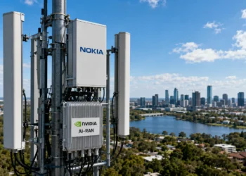 Η Nokia παρουσίασε τη νέα πλατφόρμα AI-RAN, η οποία αναπτύχθηκε σε συνεργασία με τη NVIDIA και υπόσχεται σημαντική αύξηση της φασματικής αποδοτικότητας των δικτύων κινητής τηλεφωνίας μέσω τεχνητής νοημοσύνης. Η εταιρεία στοχεύει σε βελτίωση έως και 100% μέχρι το 2028, ωστόσο η εμπορική διάθεση αναμένεται το 2027 και οι βασικές επιδόσεις παραμένουν στόχοι. Παράλληλα, η Nokia επιδιώκει να ανακάμψει στον τομέα των δικτύων RAN, ενώ ανταγωνίζεται την Ericsson, η οποία διαθέτει ήδη εμπορική λύση AI-in-RAN.