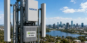 Η Nokia παρουσίασε τη νέα πλατφόρμα AI-RAN, η οποία αναπτύχθηκε σε συνεργασία με τη NVIDIA και υπόσχεται σημαντική αύξηση της φασματικής αποδοτικότητας των δικτύων κινητής τηλεφωνίας μέσω τεχνητής νοημοσύνης. Η εταιρεία στοχεύει σε βελτίωση έως και 100% μέχρι το 2028, ωστόσο η εμπορική διάθεση αναμένεται το 2027 και οι βασικές επιδόσεις παραμένουν στόχοι. Παράλληλα, η Nokia επιδιώκει να ανακάμψει στον τομέα των δικτύων RAN, ενώ ανταγωνίζεται την Ericsson, η οποία διαθέτει ήδη εμπορική λύση AI-in-RAN.