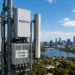 Η Nokia παρουσίασε τη νέα πλατφόρμα AI-RAN, η οποία αναπτύχθηκε σε συνεργασία με τη NVIDIA και υπόσχεται σημαντική αύξηση της φασματικής αποδοτικότητας των δικτύων κινητής τηλεφωνίας μέσω τεχνητής νοημοσύνης. Η εταιρεία στοχεύει σε βελτίωση έως και 100% μέχρι το 2028, ωστόσο η εμπορική διάθεση αναμένεται το 2027 και οι βασικές επιδόσεις παραμένουν στόχοι. Παράλληλα, η Nokia επιδιώκει να ανακάμψει στον τομέα των δικτύων RAN, ενώ ανταγωνίζεται την Ericsson, η οποία διαθέτει ήδη εμπορική λύση AI-in-RAN.