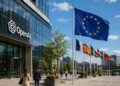 Η OpenAI φέρνει τις διαφημίσεις του ChatGPT σε 31 αγορές της Ευρώπης, διευρύνοντας γρήγορα ένα διαφημιστικό μοντέλο που ξεκίνησε μόλις πριν από έξι μήνες στις ΗΠΑ. Οι διαφημιζόμενοι θα μπορούν αρχικά να αγοράζουν διαφημίσεις μέσω μεγάλων διαφημιστικών ομίλων, ενώ αργότερα αναμένεται και self-service πλατφόρμα για μικρότερες επιχειρήσεις. Η ευρωπαϊκή επέκταση αποτελεί σημαντικό βήμα για τη στρατηγική εσόδων της OpenAI, με την προστασία προσωπικών δεδομένων, τον GDPR και το AI Act να αποτελούν βασικές προκλήσεις.