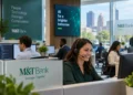 Η M&T Bank περνά στην επόμενη φάση αξιοποίησης της τεχνητής νοημοσύνης, ενσωματώνοντας εργαλεία AI σε ένα ολοένα μεγαλύτερο μέρος των καθημερινών λειτουργιών της. Περισσότεροι από 15.000 εργαζόμενοι έχουν πλέον πρόσβαση σε AI copilots, με την τράπεζα να χρησιμοποιεί την τεχνολογία για εργασίες που εκτείνονται από τη σύνταξη αναφορών και τη σύνοψη συνομιλιών έως την ανάπτυξη λογισμικού, την εξυπηρέτηση πελατών και τη διαχείριση κινδύνων.