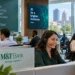 Η M&T Bank περνά στην επόμενη φάση αξιοποίησης της τεχνητής νοημοσύνης, ενσωματώνοντας εργαλεία AI σε ένα ολοένα μεγαλύτερο μέρος των καθημερινών λειτουργιών της. Περισσότεροι από 15.000 εργαζόμενοι έχουν πλέον πρόσβαση σε AI copilots, με την τράπεζα να χρησιμοποιεί την τεχνολογία για εργασίες που εκτείνονται από τη σύνταξη αναφορών και τη σύνοψη συνομιλιών έως την ανάπτυξη λογισμικού, την εξυπηρέτηση πελατών και τη διαχείριση κινδύνων.