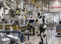 Η Toyota ενισχύει τη στρατηγική της στη ρομποτική και το Physical AI, εξετάζοντας την αξιοποίηση περίπου 400.000 ρομπότ στα εργοστάσια, στις εταιρείες του ομίλου και στους βασικούς προμηθευτές της. Η πιθανή επένδυση θα μπορούσε να φτάσει τα 6,4 δισ. δολάρια ετησίως από το 2028 και να καλύπτει βιομηχανικά και ανθρωποειδή ρομπότ, αυτοματοποιημένα logistics και συστήματα συνεργασίας ανθρώπων και μηχανών.