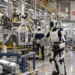 Η Toyota ενισχύει τη στρατηγική της στη ρομποτική και το Physical AI, εξετάζοντας την αξιοποίηση περίπου 400.000 ρομπότ στα εργοστάσια, στις εταιρείες του ομίλου και στους βασικούς προμηθευτές της. Η πιθανή επένδυση θα μπορούσε να φτάσει τα 6,4 δισ. δολάρια ετησίως από το 2028 και να καλύπτει βιομηχανικά και ανθρωποειδή ρομπότ, αυτοματοποιημένα logistics και συστήματα συνεργασίας ανθρώπων και μηχανών.