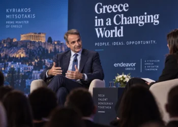 Η Τεχνητή Νοημοσύνη εξελίσσεται με τέτοια ταχύτητα, ώστε κυβερνήσεις και κοινωνίες δυσκολεύονται να ακολουθήσουν. Αυτό ήταν ένα από τα βασικά μηνύματα του Κυριάκου Μητσοτάκη κατά την επίσκεψή του στο Σαν Φρανσίσκο, όπου συναντήθηκε με εκπροσώπους της τεχνολογικής και επενδυτικής κοινότητας.