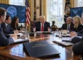 Ο πρόεδρος των ΗΠΑ Donald Trump ανακοίνωσε τη δημιουργία της Super Intelligence Force, μιας νέας ειδικής ομάδας που θα επικεντρωθεί στην Τεχνητή Νοημοσύνη και στη διατήρηση της ηγετικής θέσης των ΗΠΑ στην ανάπτυξη της συγκεκριμένης τεχνολογίας. Επικεφαλής της νέας ομάδας θα είναι ο Jay Clayton, Διευθυντής Εθνικών Πληροφοριών των ΗΠΑ. Η Super Intelligence Force θα αναφέρεται απευθείας στον Trump και στην προσωπάρχη του Λευκού Οίκου Susie Wiles. Στην ομάδα θα συμμετέχουν επίσης ο Andrew Ferguson, πρόεδρος της Federal Trade Commission (FTC), ο Emil Michael, αρμόδιος για θέματα Έρευνας και Μηχανικής στο αμερικανικό υπουργείο Άμυνας, και ο Scott Kupor, διευθυντής του Office of Personnel Management.